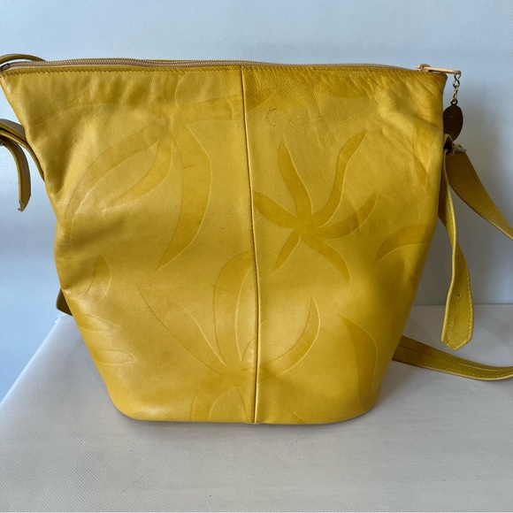 Vintage Etra Yellow Gold Leather Bucket Bag - Picture 2 of 11